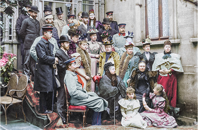 COPERTINA.Queen Victoria and her family, including King Edward VII, Tsar Nicholas II, Tsarina Alexandra, Kaiser Wilhelm II and Empress Frederick at a wedding in Coburg, Germany, 1894